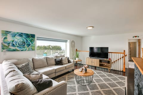 Convenient Whittier Retreat: Furnished Deck, Views House in Pico Rivera