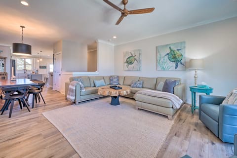 Modern Home w/ Rooftop Deck, Walk to Beach! Apartment in Carolina Beach