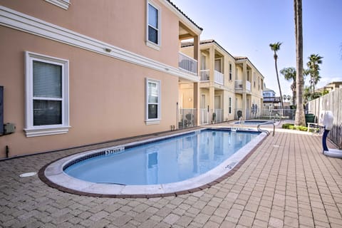 Texas Condo w/ Outdoor Pools - Walk to Beach! Apartment in South Padre Island
