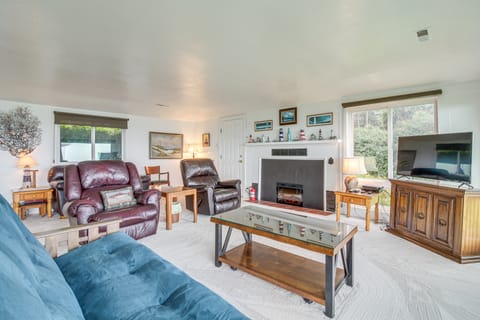 Cliffside Lighthouse Beach Home w/ Ocean View House in Oregon