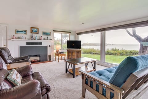 Cliffside Lighthouse Beach Home w/ Ocean View House in Oregon