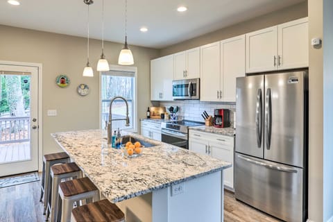 Modern Candler Home w/ Deck & Yard! House in Asheville