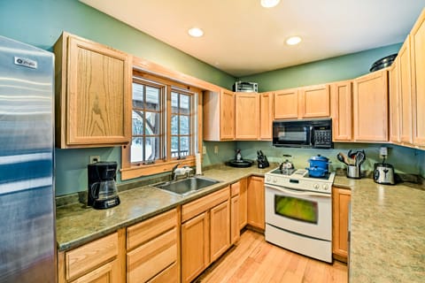 West Dover Home w/ Deck ~ 2 Mi to Mount Snow! House in Dover