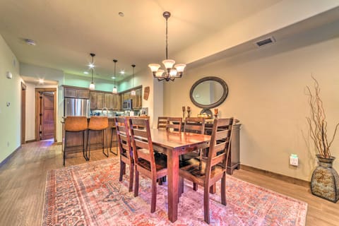 Central Mammoth Lakes Townhome ~ 1 Mi to Slopes Apartment in Mammoth Lakes