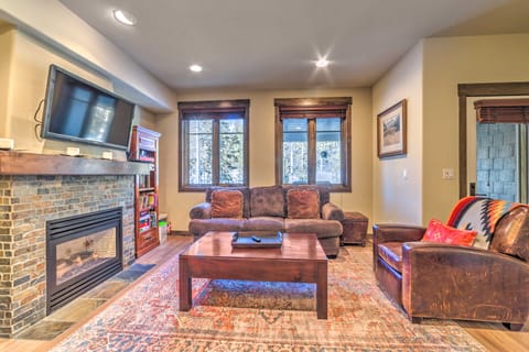 Central Mammoth Lakes Townhome ~ 1 Mi to Slopes Apartment in Mammoth Lakes