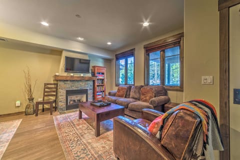 Central Mammoth Lakes Townhome ~ 1 Mi to Slopes Apartment in Mammoth Lakes