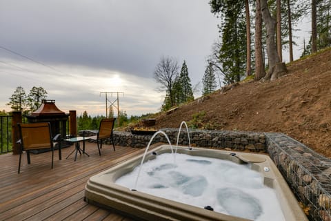 Hot Tub + Scenic Views: Luxury Twain Harte Cabin! House in Twain Harte