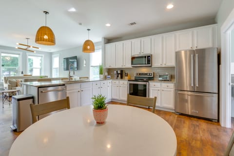 Coastal Home w/ Yard < 1 Mi to Old Town Bluffton! House in Bluffton
