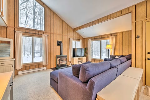 1 Block to Lake: Poconos Getaway w/ Fire Pit! Cottage in Coolbaugh Township