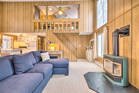 1 Block to Lake: Poconos Getaway w/ Fire Pit! Cottage in Coolbaugh Township