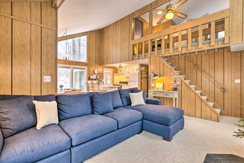 1 Block to Lake: Poconos Getaway w/ Fire Pit! Cottage in Coolbaugh Township