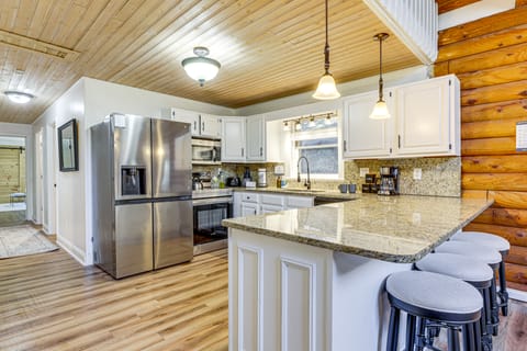 Pet-Friendly Gatlinburg Cabin w/ Hot Tub! House in Gatlinburg