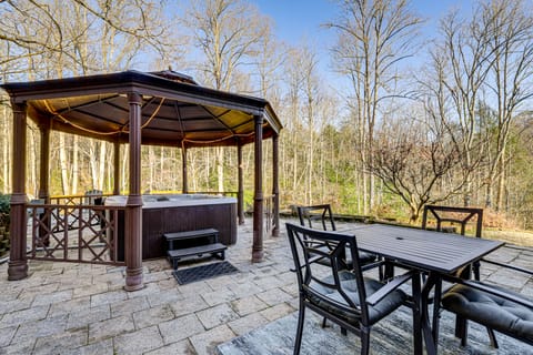 Pet-Friendly Gatlinburg Cabin w/ Hot Tub! House in Gatlinburg