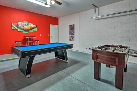 Resort Perks & Gas Grill: Spacious Davenport Haven Villa in Loughman