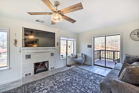 Lakefront Grove Cabin: Shared Dock & Seasonal Pool House in Ozark Mountains