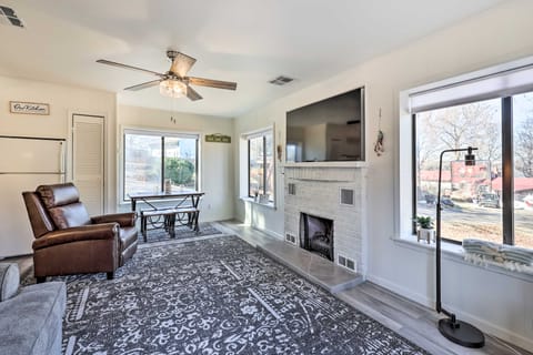 Lakefront Grove Cabin: Shared Dock & Seasonal Pool House in Ozark Mountains