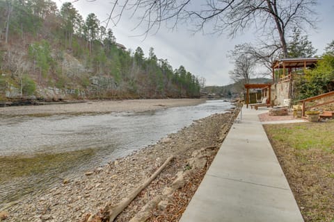 Home w/ Ouachita River & Lake Hamilton Access Cottage in Lake Ouachita