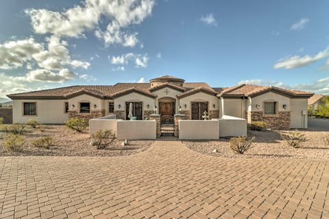 Pool & Spa: Pet-Friendly Mansion in Phoenix! House in Laveen Village