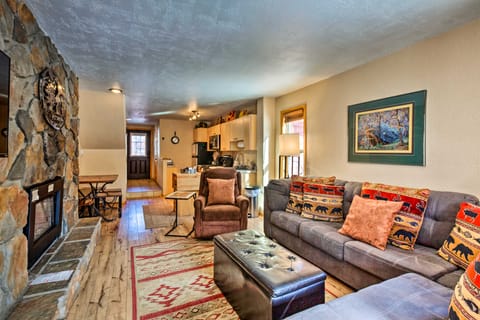 Waterfront Red River Haven: Walk to Ski Lift! Apartment in Red River