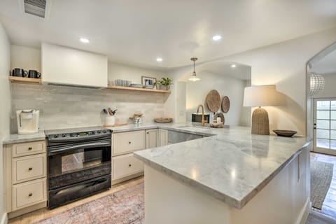 2 Mi to Old Town! Desert Oasis w/ Pool Access Apartment in Paradise Valley