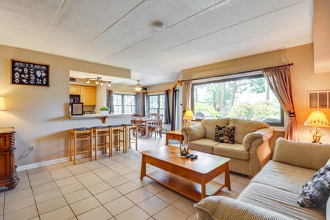 Steps to Shore: Scenic Big Boulder Lake Condo! Apartment in Big Boulder Lake