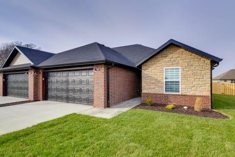 Charming Ozark Abode w/ Yard & Pool Access House in Ozark