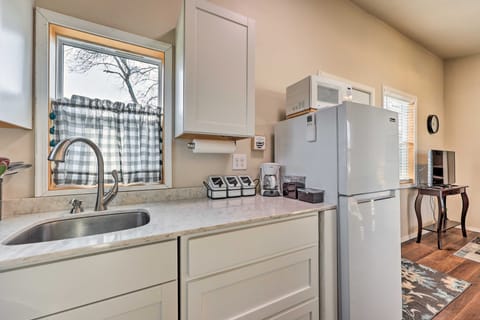 1 Mi to Dtwn Rogers: Convenient Getaway w/ Patio House in Rogers