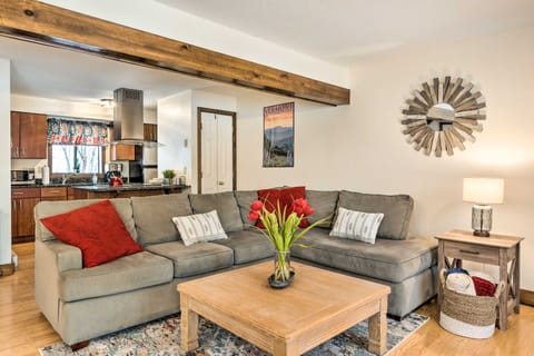 Hartford Escape w/ Fire Pit ~ 3 Mi to Ski & Golf! Apartment in Quechee