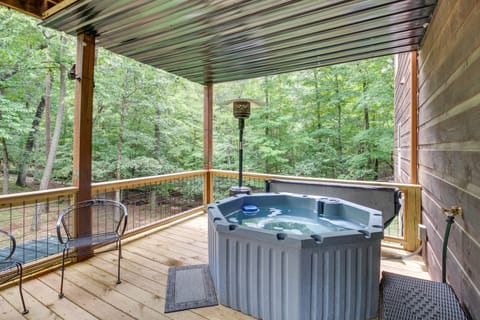Upscale Coosawattee Cabin w/ Hot Tub & Fire Pit! House in Georgia
