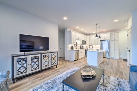 Downtown Traverse City Condo: 32 Mi to Ski Slopes! Apartment in Traverse City