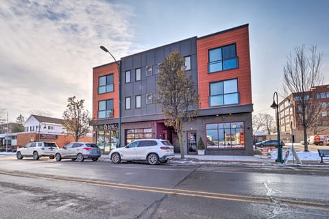 Downtown Traverse City Condo: 32 Mi to Ski Slopes! Apartment in Traverse City