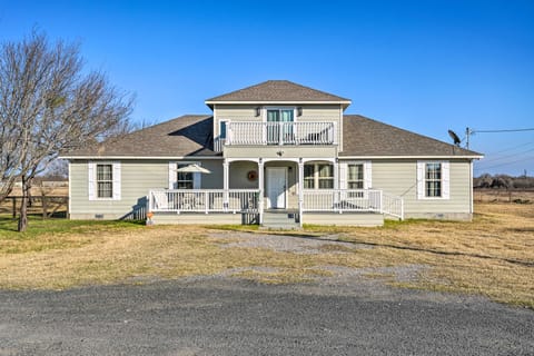 Peaceful Atascosa Home w/ Balcony & Deck! House in San Antonio