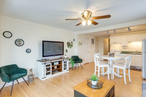 Cozy Delafield Apartment - Walk to Lake! Apartment in Wisconsin