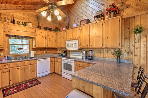 Hot Tub & Deck! High Country Cabin Near Blue Ridge House in Mineral Bluff