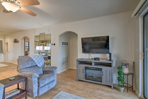 Branson Getaway ~ 7 Mi to Silver Dollar City! Apartment in Branson