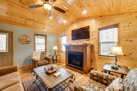 Cozy Waverly Cabin w/ Fireplace & Deck! House in Tennessee