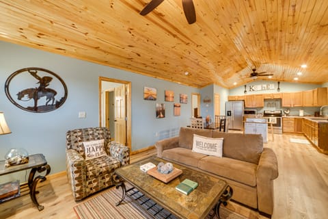 Cozy Waverly Cabin w/ Fireplace & Deck! House in Tennessee