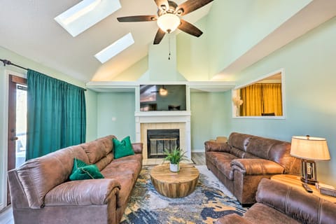 Hot Springs Getaway w/ Beautiful Lake Views! House in Piney