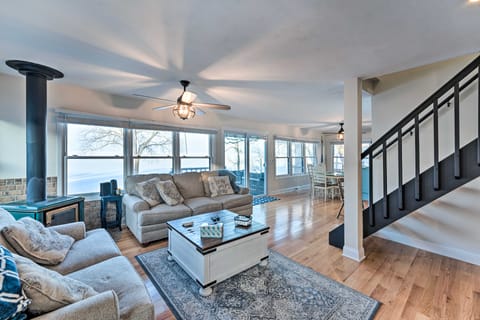 Lakefront Home w/ Gorgeous Sunsets, Kayaks, & Pier House in Wisconsin