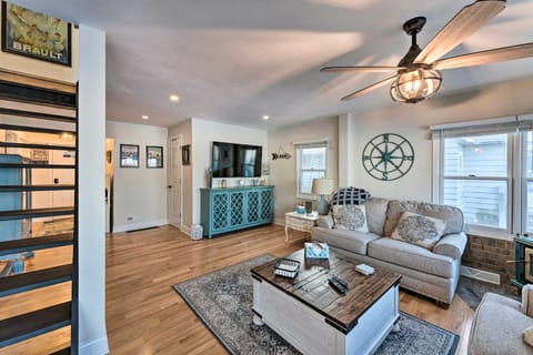 Lakefront Home w/ Gorgeous Sunsets, Kayaks, & Pier House in Wisconsin