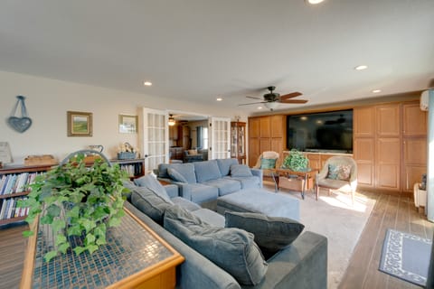 4 Mi to Port Charlotte Beach Park: Gem w/ Pool House in Port Charlotte