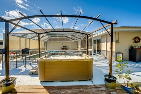 4 Mi to Port Charlotte Beach Park: Gem w/ Pool House in Port Charlotte