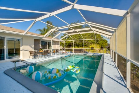 4 Mi to Port Charlotte Beach Park: Gem w/ Pool House in Port Charlotte
