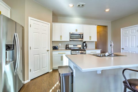 10 Mi to DIA: Spacious Aurora House w/ Yard! House in Commerce City