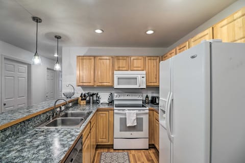 Family-Friendly Columbia Falls Townhome w/ Views! Apartment in Columbia Falls