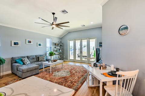 < 1 Mi to Coast: Jamaica Beach Home w/ Pool Access House in Jamaica Beach