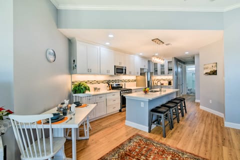 < 1 Mi to Coast: Jamaica Beach Home w/ Pool Access House in Jamaica Beach