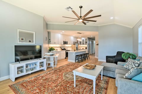 < 1 Mi to Coast: Jamaica Beach Home w/ Pool Access House in Jamaica Beach