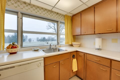 Cozy Hillsdale Home ~ 1 Mi to Baw Beese Lake! House in Ohio