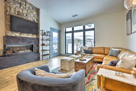 Condo w/ Mountain Views in Heart of Downtown! Apartment in Fraser